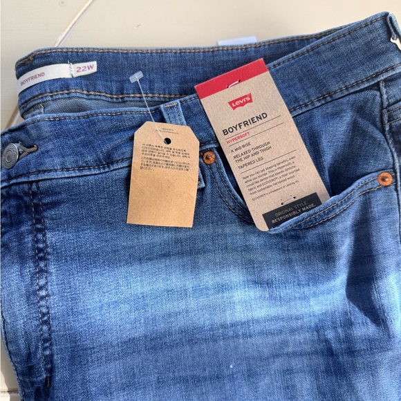 Levi's womans Classic Indigo Slim Straight Jeans - Picture 3 of 7